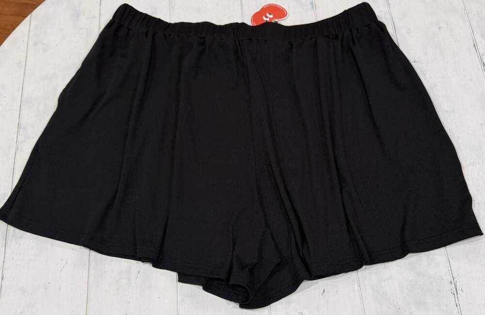 NWT Cider Women’s Size 2XL Flowy Black Pleated Shorts with Pockets